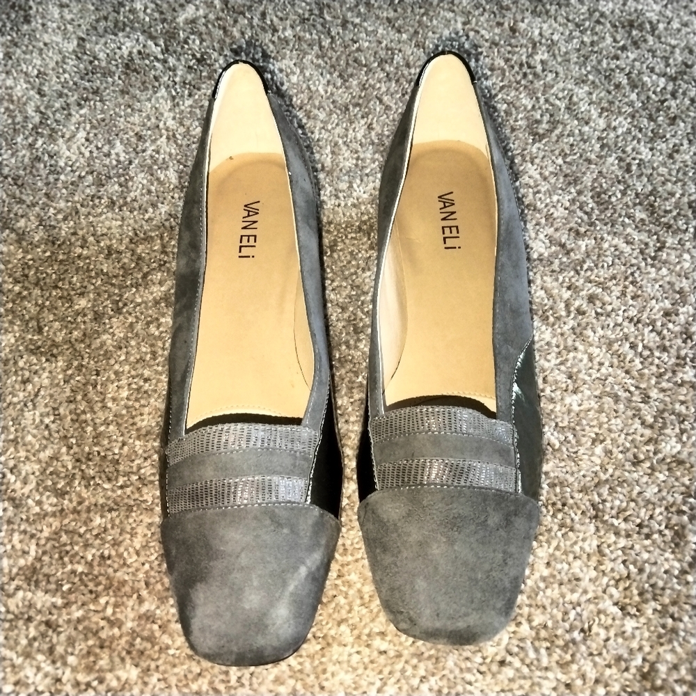 VAN ELi pumps. Size 9 1/2 N. Never worn.